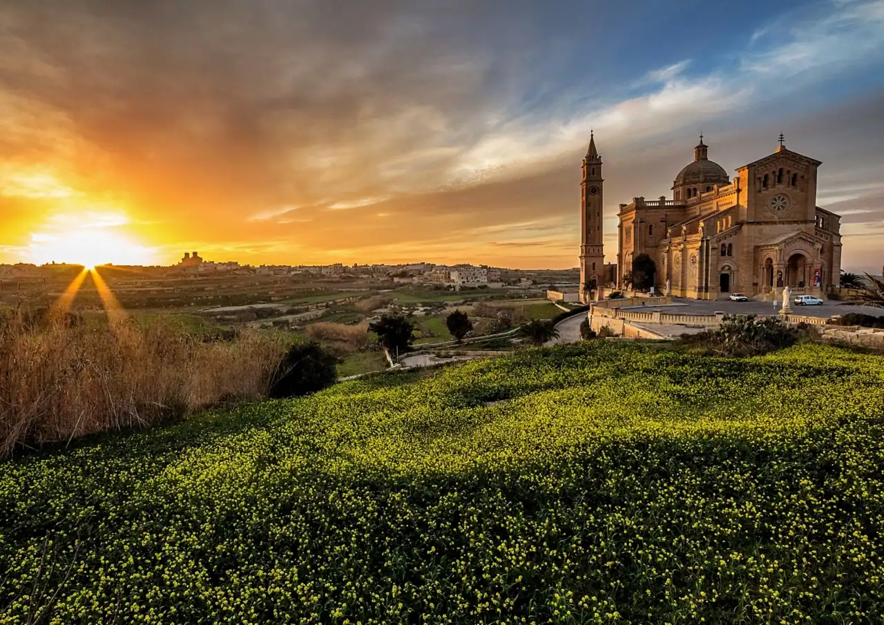 Gozo im Abendlicht, die Insel, auf der Workspace Gozo geplant ist