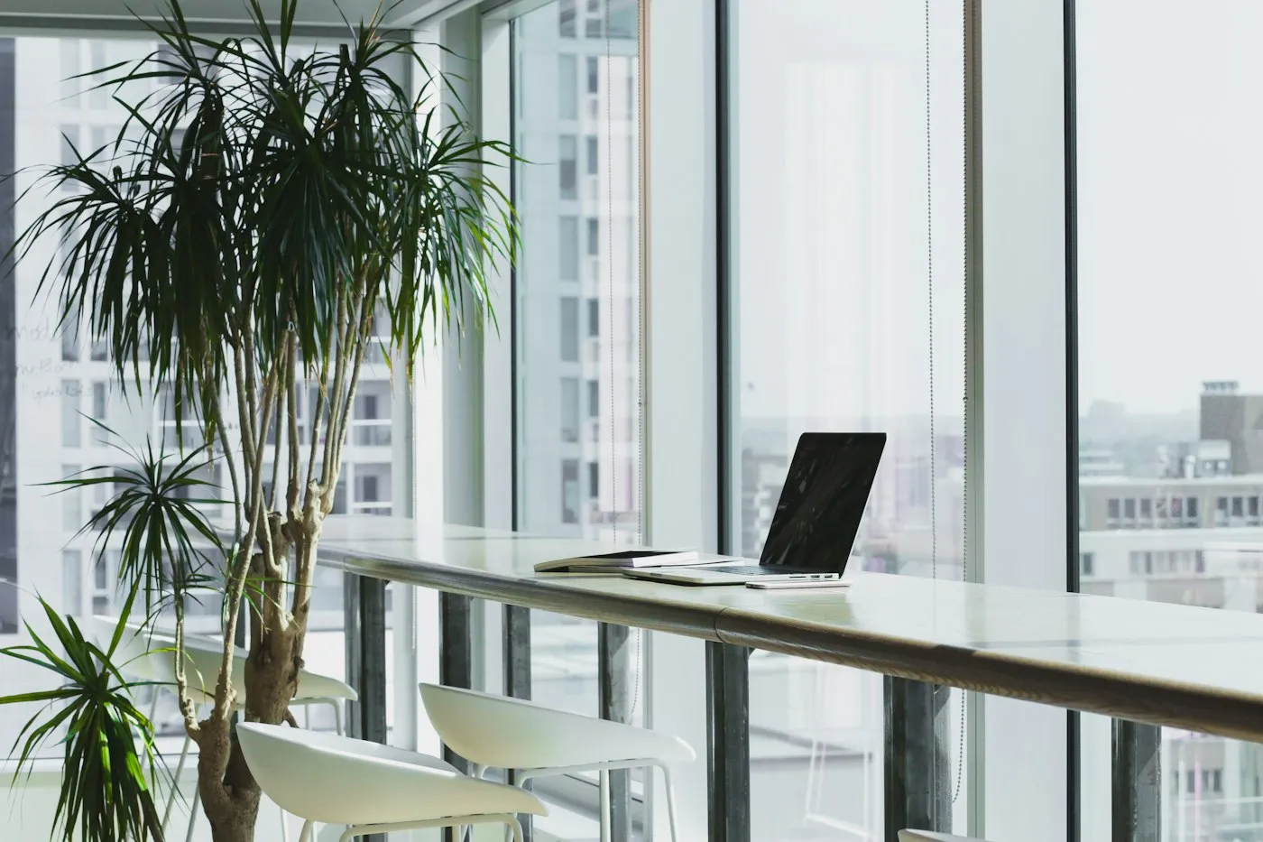 Heller Arbeitsplatz am Fenster im Shared Office, Stimmungsbild für Workspace Gozo