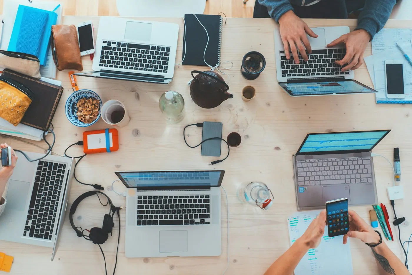 Schreibtische mit Laptops von oben, Stimmungsbild für Workspace Gozo