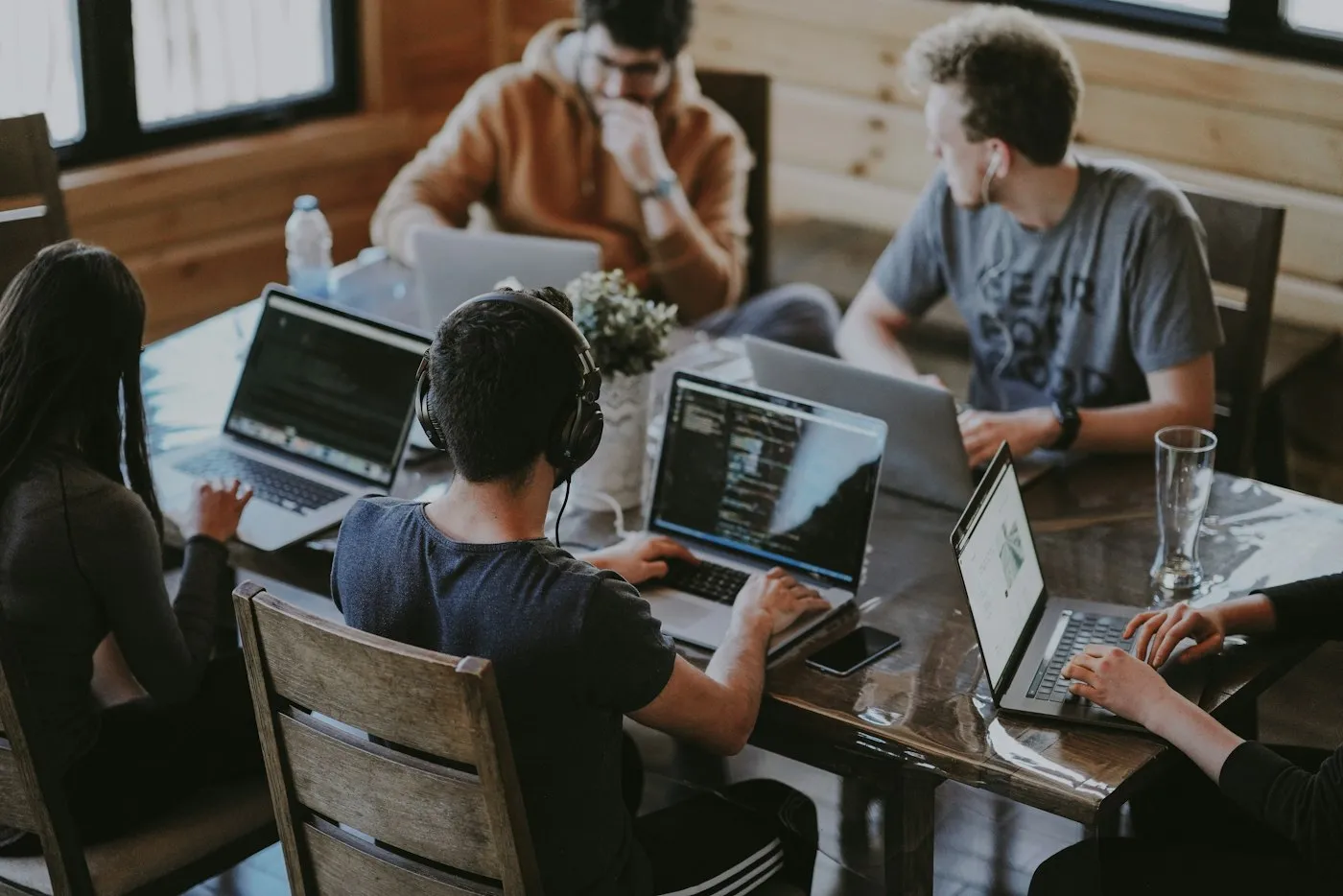 Menschen arbeiten an Laptops im Coworking, Stimmungsbild für Workspace Gozo