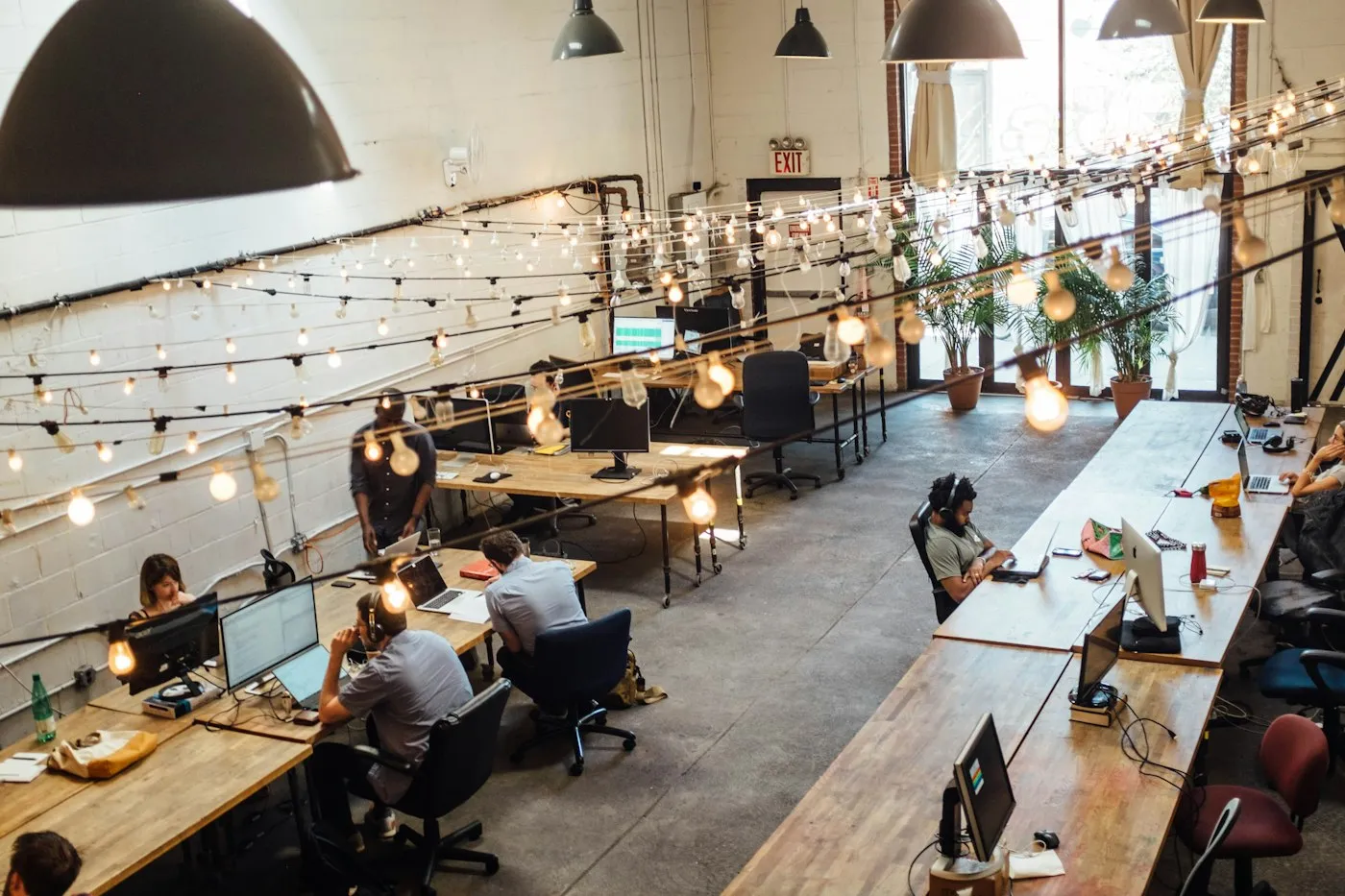 Shared Office mit Gemeinschaftstischen, Stimmungsbild für Workspace Gozo