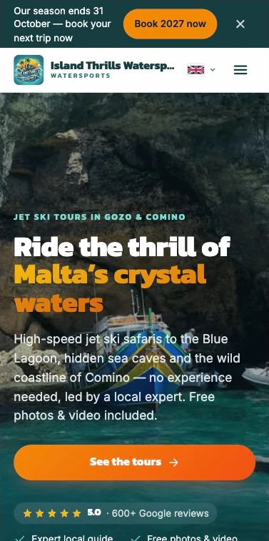 Website von Island Thrills Watersports auf dem iPhone: Startbereich „Ride the thrill of Malta’s crystal waters“ mit Tour-Knopf, Google-Bewertung und WhatsApp-Knopf